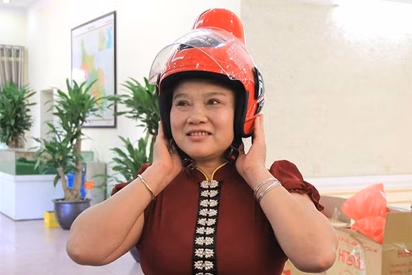 Mũ bảo hiểm khác biệt dành riêng cho phụ nữ dân tộc Thái ảnh 1