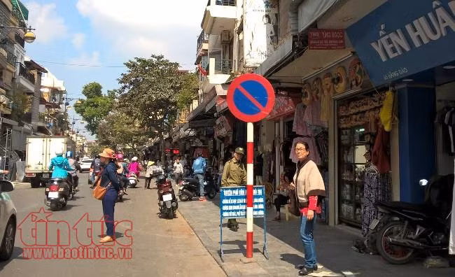 Quận Hoàn Kiếm quyết giành lại vỉa hè cho người đi bộ ảnh 1