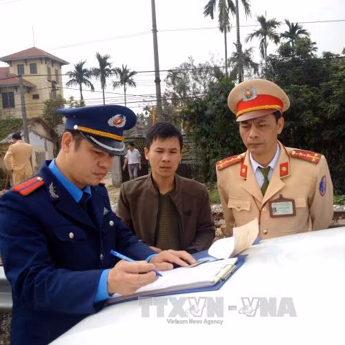 Xử phạt nhiều phương tiện dừng, đỗ không đúng quy định ảnh 1