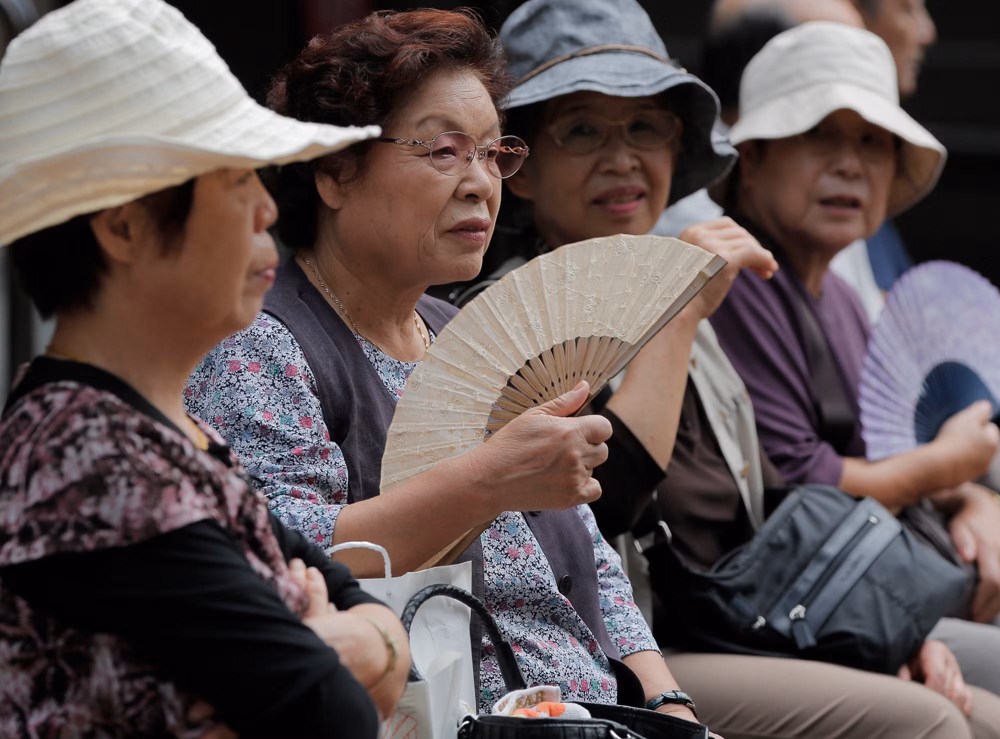 Phụ nữ nhiều nước sẽ sống thọ tới 90 tuổi ảnh 1