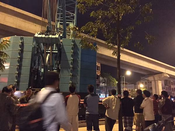Toa tàu đường sắt trên cao đầu tiên lên đường ray an toàn ảnh 5