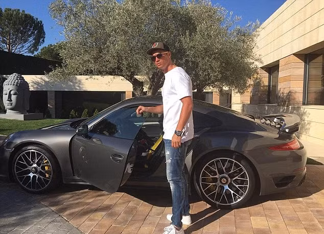 Cristiano Ronaldo khoe siêu xe thứ 19 trong bộ sưu tập ảnh 5