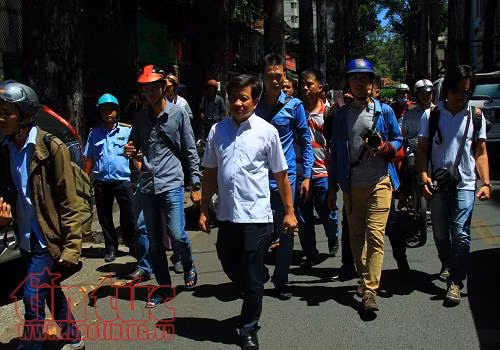 Lấn chiếm vỉa hè, hàng loạt xế hộp bị kéo về phường ảnh 1