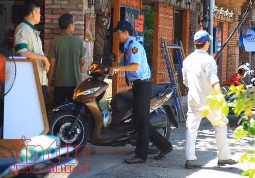 Lấn chiếm vỉa hè, hàng loạt xế hộp bị kéo về phường ảnh 16