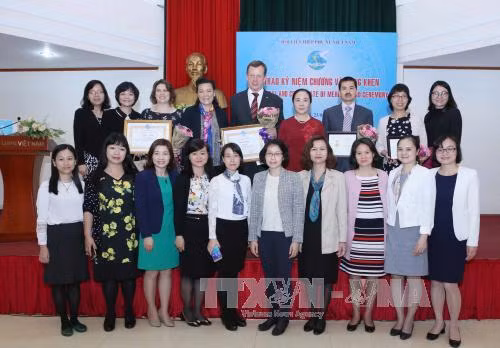 Tặng Kỷ niệm chương và Bằng khen cho các chuyên gia quốc tế ảnh 1