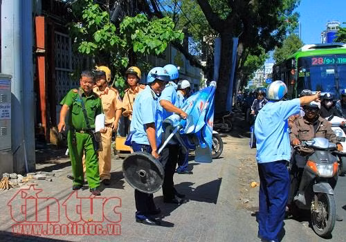 Lấn chiếm vỉa hè, hàng loạt xế hộp bị kéo về phường ảnh 6