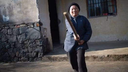 Cụ bà 94 tuổi đấu Kungfu, đánh trường côn vù vù ảnh 1