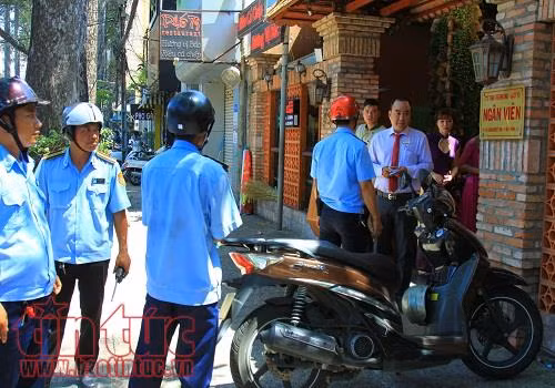 Lấn chiếm vỉa hè, hàng loạt xế hộp bị kéo về phường ảnh 17