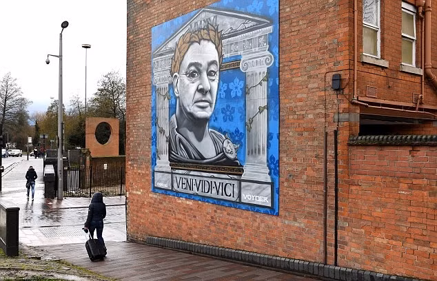 CĐV Leicester tri ân HLV Ranieri, gọi các cầu thủ là những con rắn ảnh 8