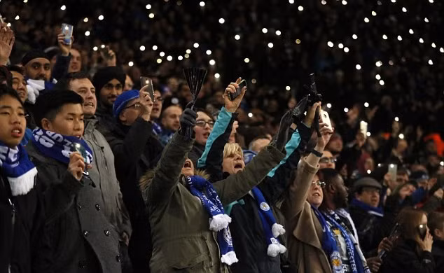 CĐV Leicester tri ân HLV Ranieri, gọi các cầu thủ là những con rắn ảnh 2