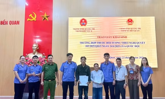 Viện kiểm sát trao Giấy khai sinh cho trẻ em dân tộc thiểu số