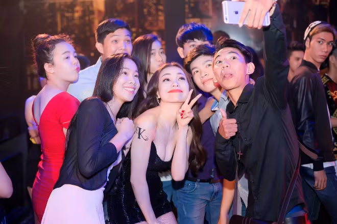 Trà Ngọc Hằng quyến rũ trong MV mới "Kiêu" ảnh 6