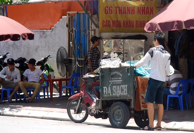 Muôn kiểu chống nóng của người dân Hà Nội ảnh 18