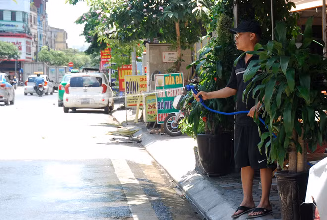 Muôn kiểu chống nóng của người dân Hà Nội ảnh 17