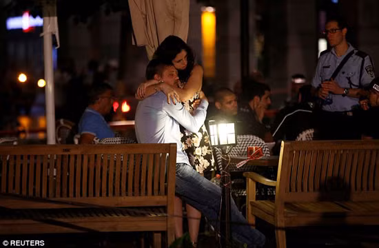 Khoảnh khắc xả súng kinh hoàng trong quán cafe Tel Aviv ảnh 4