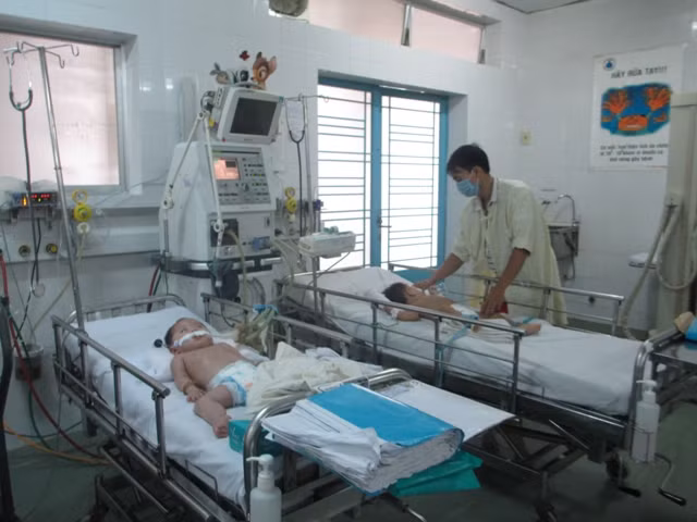 Nhập viện vì nắng nóng ảnh 1