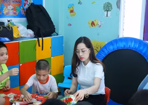 Tặng quà cho trẻ tự kỷ nhân ngày Quốc tế thiếu nhi ảnh 1
