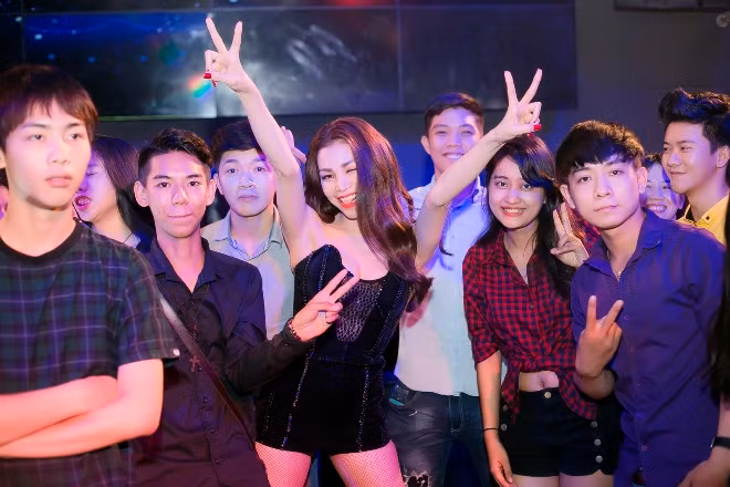 Trà Ngọc Hằng quyến rũ trong MV mới "Kiêu" ảnh 5