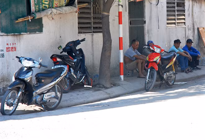 Muôn kiểu chống nóng của người dân Hà Nội ảnh 9