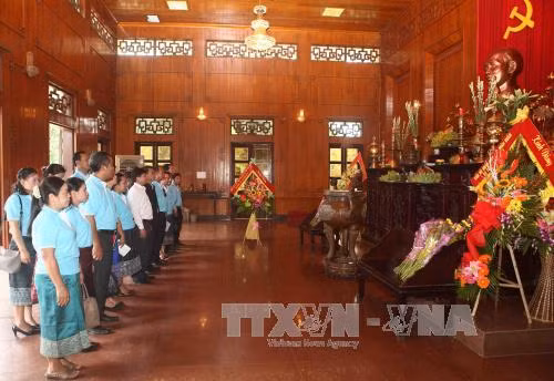 Đoàn công tác của TTXVN và TTX Lào làm việc tại Nghệ An ảnh 1