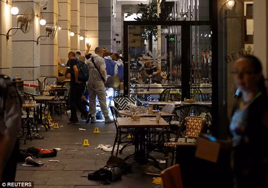 Khoảnh khắc xả súng kinh hoàng trong quán cafe Tel Aviv ảnh 11