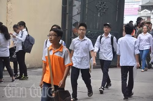  Đề thi ngữ văn gây bất ngờ, thí sinh ra phòng thi sớm ảnh 1