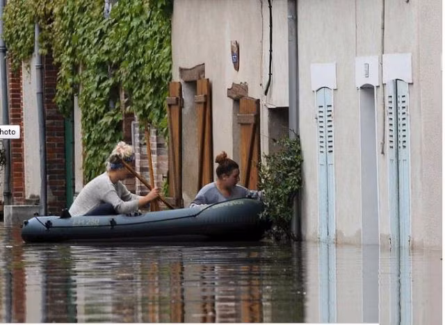 Paris "phố lại thành sông" sau trận mưa kéo dài ảnh 6