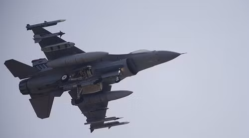F-16 Mỹ đâm nhau, phi công nhảy dù thoát thân ảnh 1
