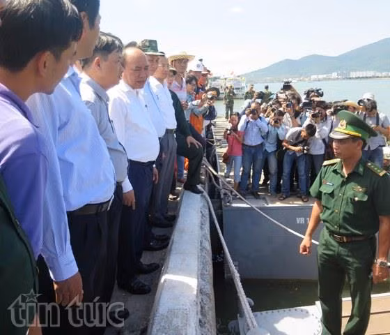 Thủ tướng tới hiện trường vụ chìm tàu trên sông Hàn ảnh 1