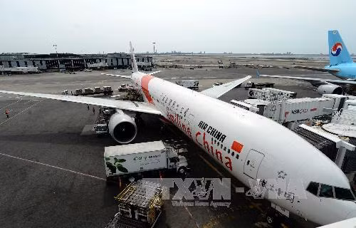 Hỏng động cơ, máy bay Trung Quốc hạ cánh khẩn ảnh 1