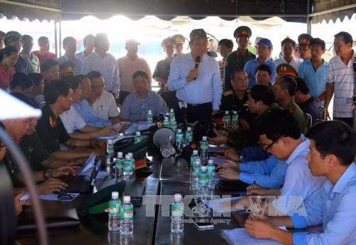 Tàu du lịch chìm trên sông Hàn do quá tải ảnh 1