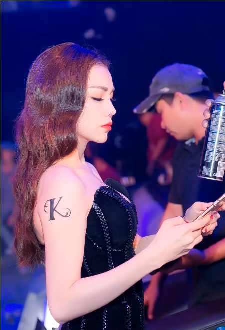 Trà Ngọc Hằng quyến rũ trong MV mới "Kiêu" ảnh 12