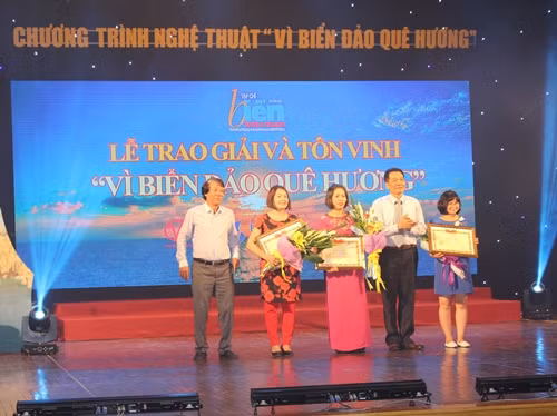 Trao giải cuộc thi viết “Vì biển đảo quê hương” ảnh 1