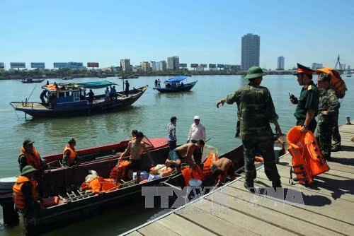 Tàu du lịch chìm trên sông Hàn do quá tải ảnh 2