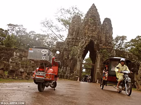 Cưỡi Vespa cũ 'phượt' vòng quanh thế giới ảnh 1