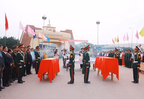 Long trọng truy điệu và an táng hài cốt liệt sỹ hy sinh tại Lào ảnh 1