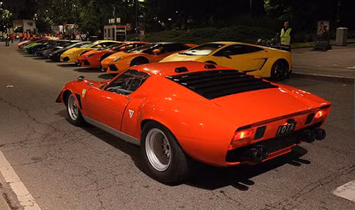 Lamborghini diễu hành rầm rộ nhân sinh nhật thứ 50 ảnh 1