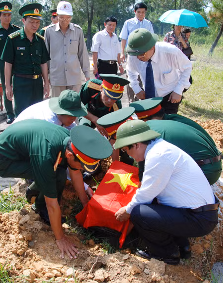 Long trọng truy điệu và an táng hài cốt liệt sỹ hy sinh tại Lào ảnh 7