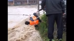Thót tim xem đu dây vượt dòng lũ dữ ảnh 1