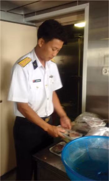 Những người gắn bó với “ngôi nhà” trên biển - Bài 1: Chiến sỹ hải quân đa năng ảnh 1