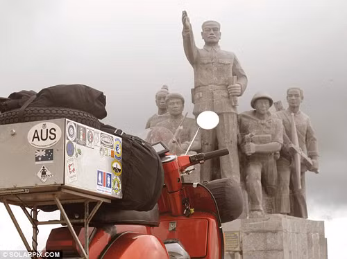 Cưỡi Vespa cũ 'phượt' vòng quanh thế giới ảnh 6