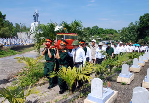 Long trọng truy điệu và an táng hài cốt liệt sỹ hy sinh tại Lào ảnh 6