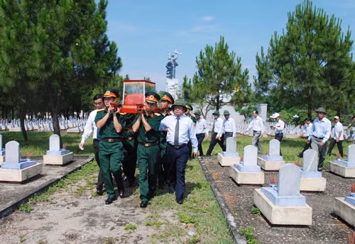 Long trọng truy điệu và an táng hài cốt liệt sỹ hy sinh tại Lào ảnh 5