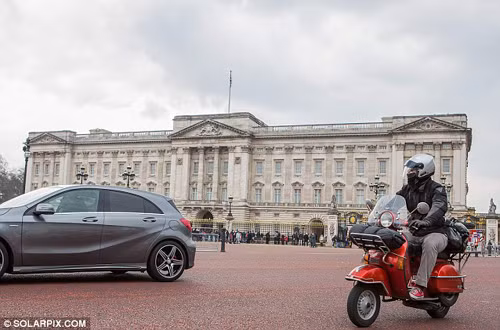 Cưỡi Vespa cũ 'phượt' vòng quanh thế giới ảnh 16
