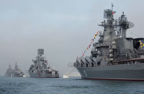 Tàu chiến Nga - Ukraine diễu binh hoành tráng ảnh 1