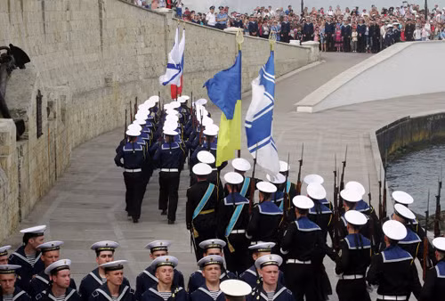 Tàu chiến Nga - Ukraine diễu binh hoành tráng ảnh 8