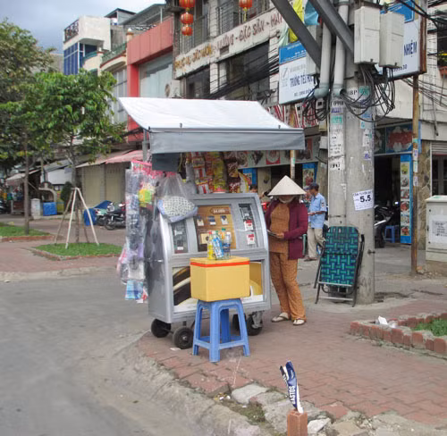 Khó xử phạt người hút thuốc lá nơi công cộng ảnh 1