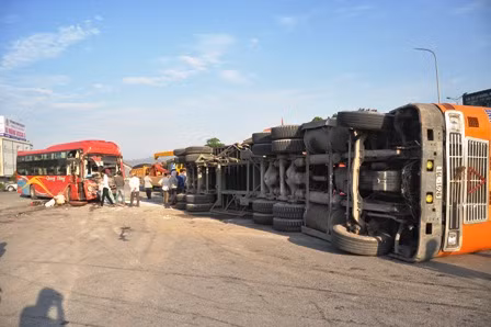  Xe khách giường nằm đâm xe container ảnh 1
