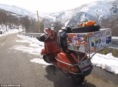 Cưỡi Vespa cũ 'phượt' vòng quanh thế giới ảnh 14