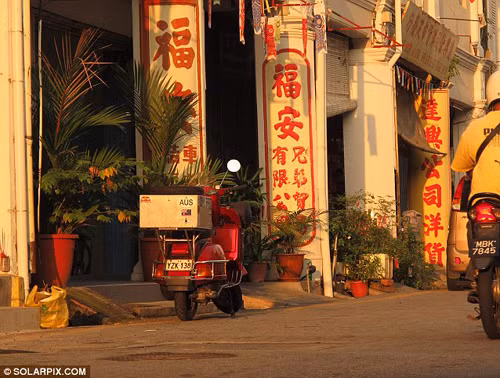 Cưỡi Vespa cũ 'phượt' vòng quanh thế giới ảnh 4